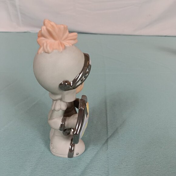 E2- 10 child dressed in a knight's outfit, holding a shield - Picture 2 of 6